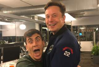 Elon Musk 'explica' qu&eacute; son los objetos que se divisaron en EEUU y Canad&aacute;
