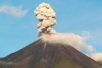 El volcán Reventador expulsó columnas de ceniza y vapor