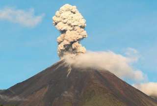 El volc&aacute;n Reventador expuls&oacute; columnas de ceniza y vapor