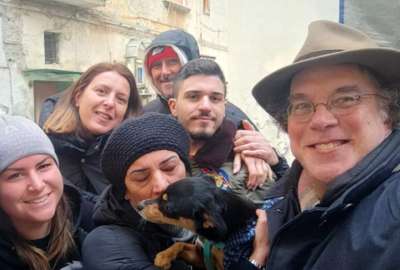 El perro Peppinielo (centro) gener&oacute; una masiva campa&ntilde;a de b&uacute;squeda en Italia.