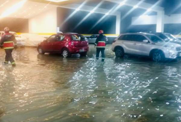 Los bomberos atendieron varias emergencias por acumulaci&oacute;n de agua producto de las precipitaciones en Quito.
