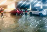 Los bomberos atendieron varias emergencias por acumulaci&oacute;n de agua producto de las precipitaciones en Quito.