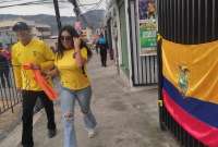 El público empezó a llegar para mirar el encuentro programado para las 18:30 en el Rodrigo Paz Delgado.
