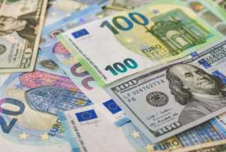 El euro cae a su nivel m&aacute;s bajo frente al d&oacute;lar desde 2002