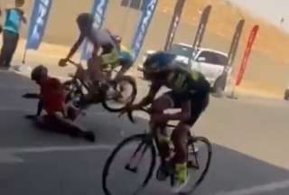 VIRAL: Ciclista festej&oacute; antes de tiempo y provoc&oacute; un grave accidente