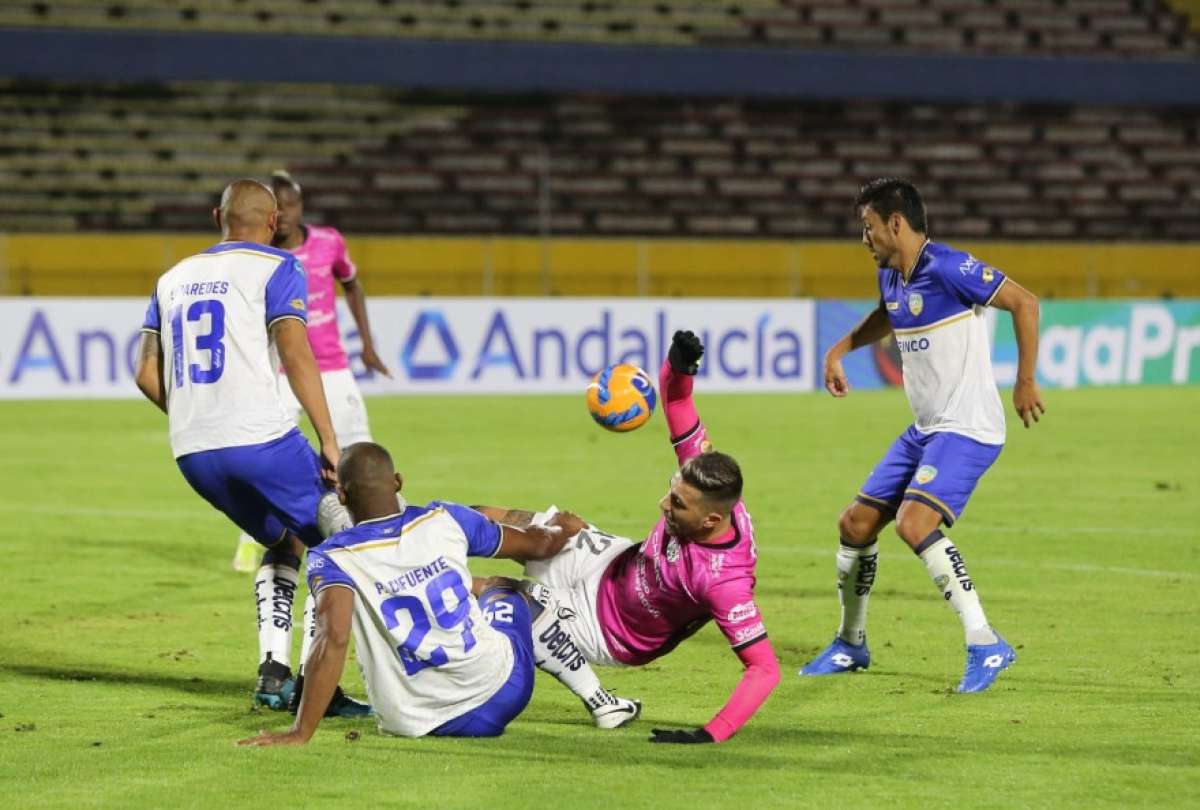Jonathan Bauman (der. abajo) cobró el penal de la victoria de Independiente sobre Cumbayá FC