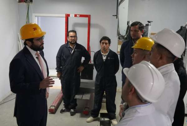 El alcalde de Quito durante la inspecci&oacute;n de la obra.