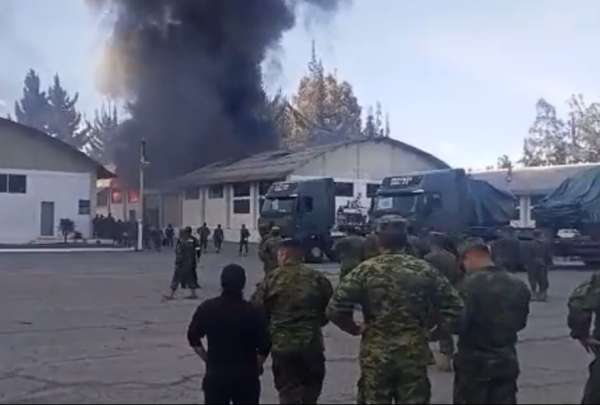 Un incendio se registr&oacute; en la bodega de un recinto militar, en Riobamba. 