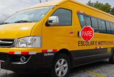  Se&ntilde;al&eacute;tica de parqueo, cinturones de seguridad y acompa&ntilde;antes son parte de los implementos de seguridad en el transporte escolar