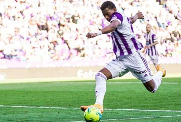 Gonzalo Plata entr&oacute; al cambio en el ag&oacute;nico triunfo del Valladolid