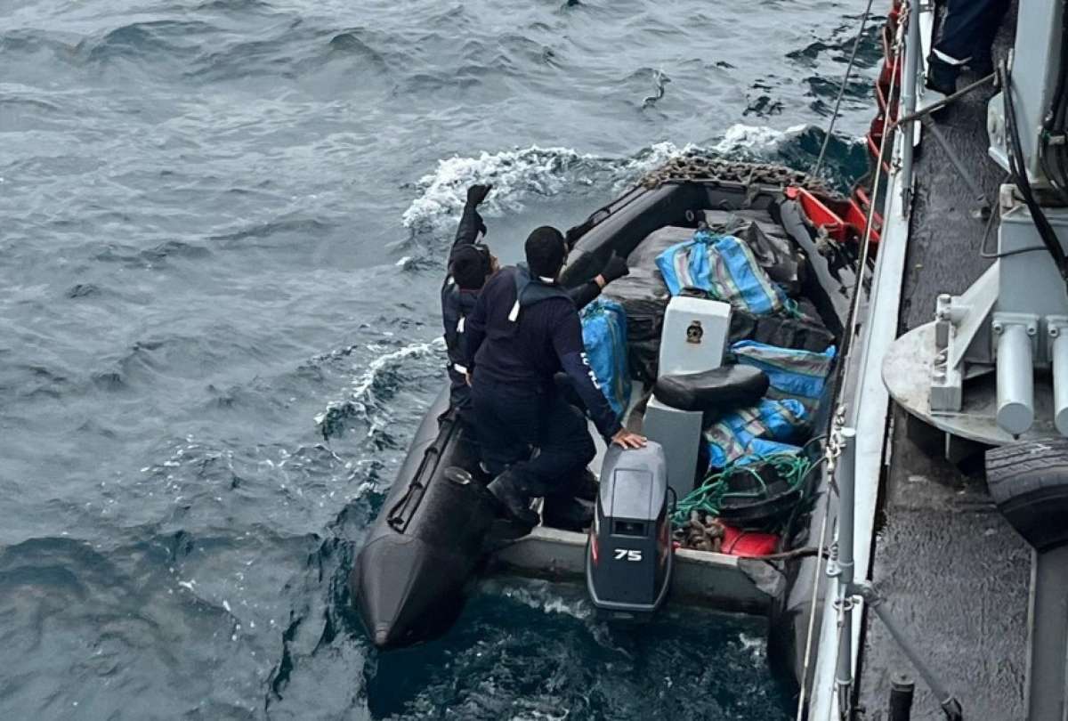 A 200 millas de Santa Elena se interceptó una embarcación con 20 bultos de droga. 