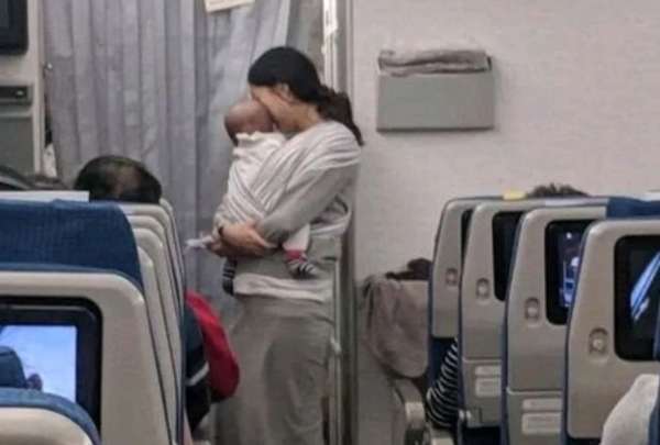 En este vuelo viajaba una madre con su hijo de cuatro meses de nacido y pens&oacute; en tener un gesto con los pasajeros por si su ni&ntilde;o lloraba.