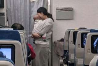 Mujer reparte tapones para los o&iacute;dos durante un vuelo