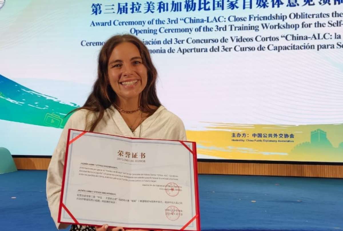 Jazmin Harb, influencer de Viajar en Ecuador y Travel to blank, fue galardonada durante la premiación del Tercer Concurso de Videos Cortos ‘China - América Latina y el Caribe (ALC), la íntima amistad borra la lejanía’. 