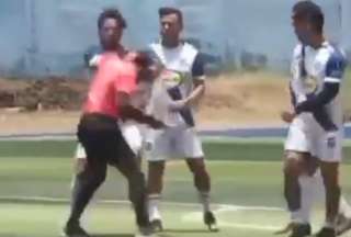 Ecuador: Arbitro y jugador de f&uacute;tbol se fueron a los golpes