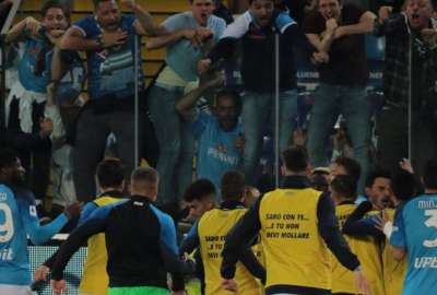 Los jugadores festejan el t&iacute;tulo con sus hinchas