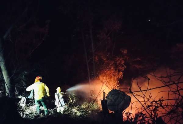 Bomberos, efectivos de las Fuerzas Armadas y helic&oacute;pteros trabajan para contener el fuego en Nay&oacute;n, Chililubo y Pifo, mientras se investiga la causa de los siniestros.