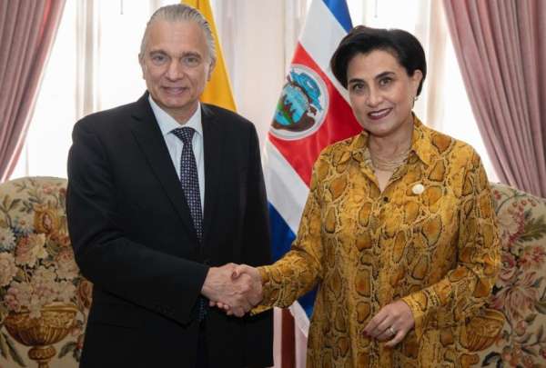 La canciller Gabriela Sommerfeld (der.) junto a su hom&oacute;logo costarricense Arnoldo Andr&eacute;.