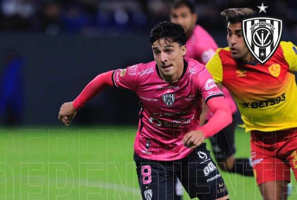 Sergio L&oacute;pez (der.) cuestion&oacute; el arbitraje durante el partido entre Independiente del Valle y Aucas
