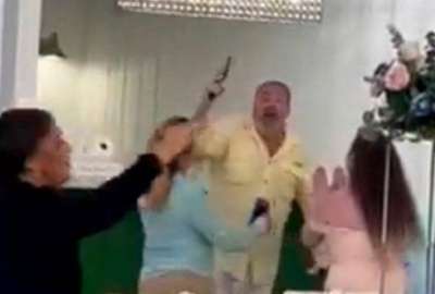 Los dos hombres fueron arrestados por agresiones e intimidaciones a los asistentes a una boda.