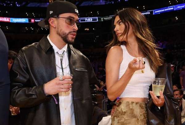 "Me gusta tu flow (Flow)/ Tranquilita t&uacute; siempre te roba' el show", dice Bad Bunny en &ldquo;Where She Goes&rdquo;.