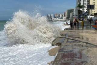 Autoridades en monitoreo permanente ante amenaza de tsunami en costas ecuatorianas