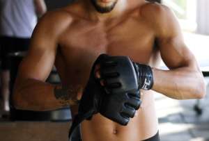 Un &aacute;rbitro de MMA queda aturdido tras recibir accidentalmente una fuerte patada