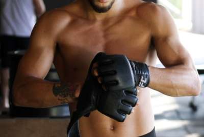 Un &aacute;rbitro de MMA queda aturdido tras recibir accidentalmente una fuerte patada