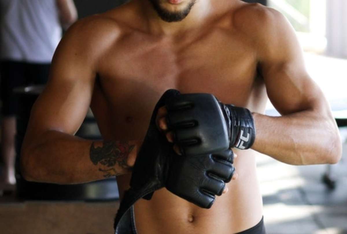 Un árbitro de MMA queda aturdido tras recibir accidentalmente una fuerte patada