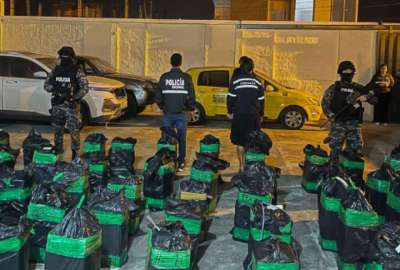 Loa Polic&iacute;a expuso los sacos encontrados despu&eacute;s de la persecuci&oacute;n.