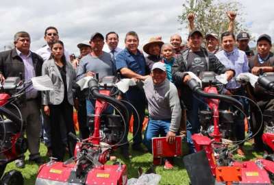 M&aacute;s 2.600 personas en Chimborazo se beneficiaron de la entrega de motocultores, t&iacute;tulos de propiedad, cr&eacute;ditos y licencias
