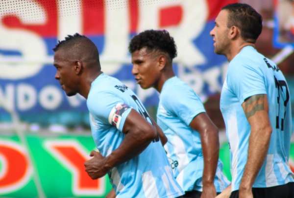 &Aacute;lex Bola&ntilde;os (izq.) es el actual capit&aacute;n del Deportivo Quito