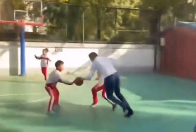 Gobernador de California tropez&oacute; con un ni&ntilde;o en una escuela de China
