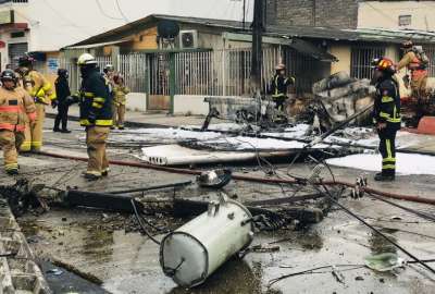 Una avioneta cay&oacute; sobre Guayaquil y dej&oacute; dos personas fallecidas y una herida