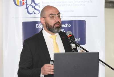 Wilmer Godoy (i), de Universidad Cat&oacute;lica, y Jos&eacute; Luis Cazares, de Macar&aacute;, disputan la posesi&oacute;n de la pelota.
