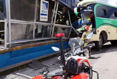 Un bus choc&oacute; contra la parada de la Ecov&iacute;a, en el sur de Quito.