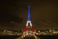La torre Eiffel iluminada.