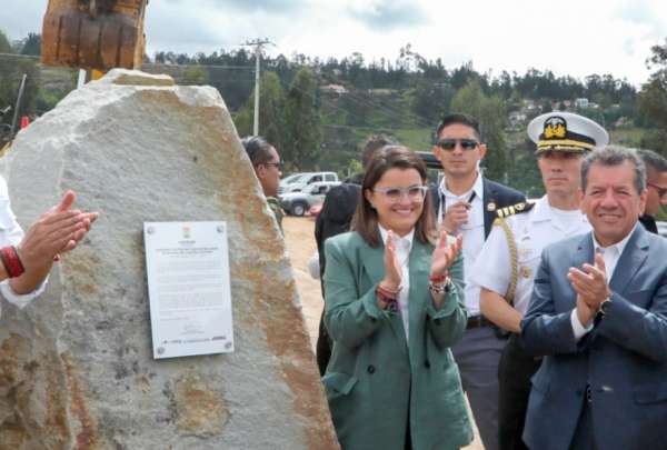 Autoridades colocan la primera piedra del Parque Industrial de Azogues.