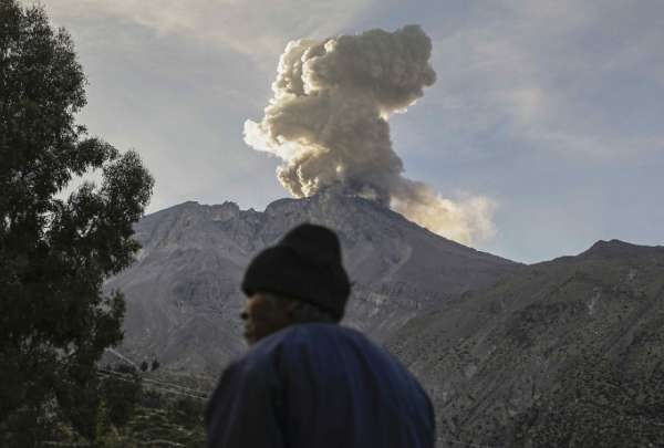 Ca&iacute;da de ceniza se registr&oacute; en el volc&aacute;n Ubinas.