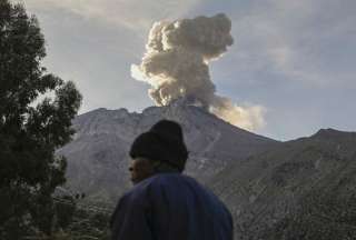 Una nueva explosi&oacute;n en peruano volc&aacute;n Ubinas lanz&oacute; cenizas a 3.600 metros sobre el cr&aacute;ter