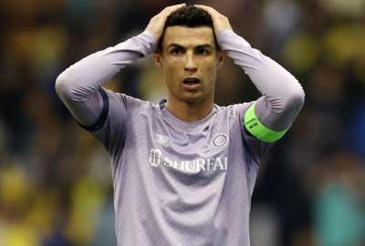 Aficionados del Al Nassr pisotean la camiseta de Cristiano Ronaldo