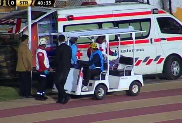 El arquero Darwin Cuero sali&oacute; del estadio Atahualpa en ambulancia