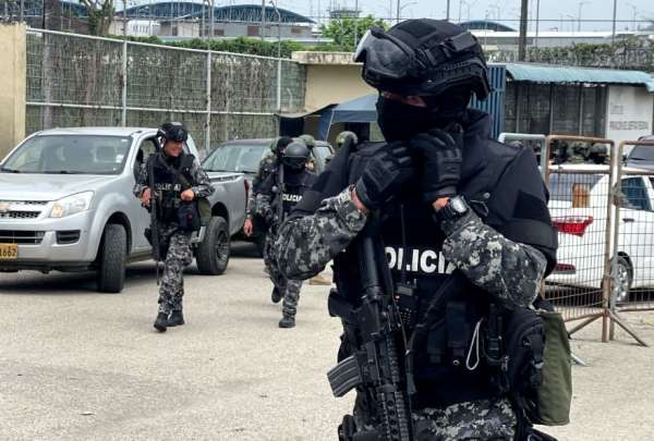 Militares y Polic&iacute;as ingresaron a la c&aacute;rcel regional de Guayaquil.