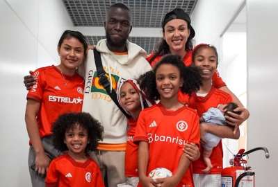 Enner Valencia invit&oacute; a la hinchada del Inter de Porto Alegre a su presentaci&oacute;n