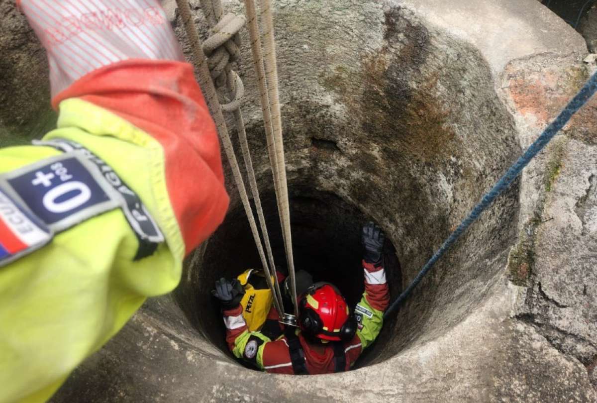 Los Bomberos de Quito rescataron a una persona que cayó en un pozo este lunes 21. Ocurrió en Guamaní.
