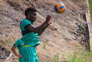 Fabi&aacute;n Bustos tiene listo a su primer equipo titular tras su regreso a Barcelona
