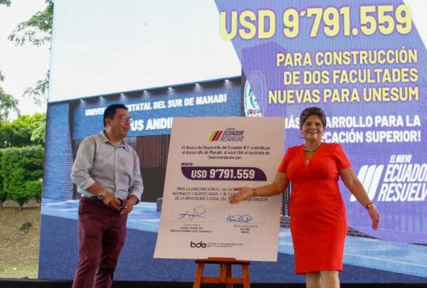 Entrega de Recursos para Manab&iacute;: Inversi&oacute;n en desarrollo y servicios b&aacute;sicos.