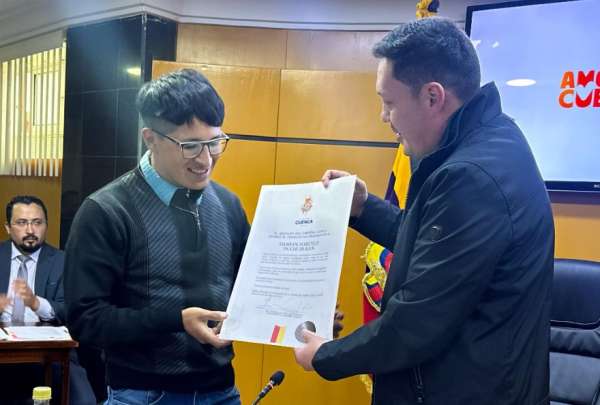 Dami&aacute;n Duchi fue reconocido por el Concejo Cantonal de Cuenca tras salvar la vida de dos ni&ntilde;as de las aguas del Yanuncay.