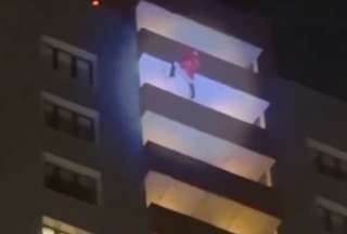 'Pap&aacute; Noel' cay&oacute; desde el piso 24 de un edificio en Rusia