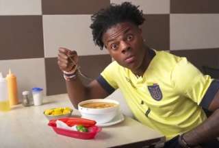 Streamer Speed se hace viral tras recorrer Quito y probar encebollado